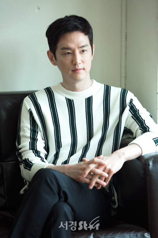 배우 권율이 5월 25일 오전 서울 종로구 한 카페에서 서경스타와의 인터뷰에 앞서 포즈를 취하고 있다.