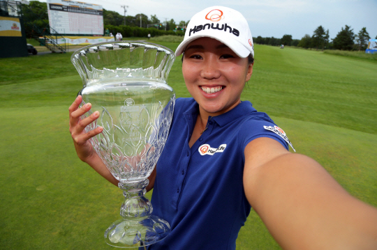 김인경이 5일(한국시간) 미국 LPGA 투어 숍라이트 클래식에서 우승을 차지한 뒤 트로피를 들고 ‘셀카’를 찍고 있다. 지난해 10월 레인우드 클래식 우승 이후 부상을 입어 올 시즌 13개 대회 중 여섯 번째 출전 만에 정상에 오른 김인경은 “이번 우승으로 건강을 회복했다는 것을 확인한 것 같아 기쁘다”고 말했다.  /갤러웨이=AFP연합뉴스