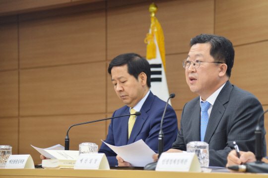 박춘섭(오른쪽) 기획재정부 예산실장이 지난 2일 정부세종청사에서 추경안 브리핑을 하고 있다. /사진제공=기획재정부