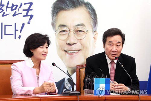 더불어민주당 추미애 대표(왼쪽)과 이낙연 국무총리/연합뉴스