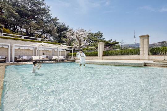 이른 무더위에 서울신라호텔 야외 수영장 이용자 급증