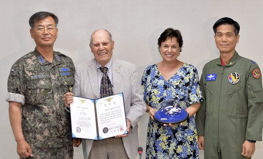 65년 만에 한국을 방문한 유진 메츠링(왼쪽 두번째) 미국 예비역 공군대령이 딸 진 메츠링과 5일 공군 제11전투비행단을 방문해 감사장을 받아들고 기념촬영하고 있다. /사진제공=공군