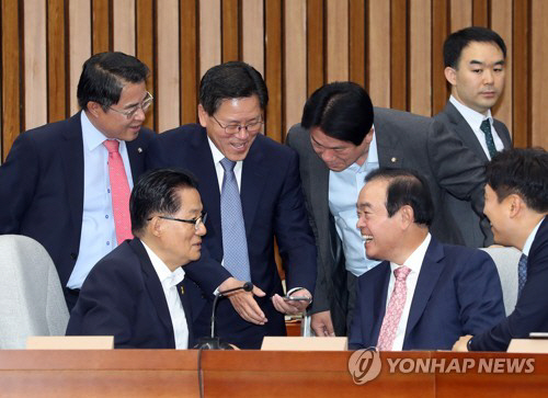동료 의원들에게 자신의 휴대전화를 보여주고 있는 국민의당 주승용 의원/연합뉴스