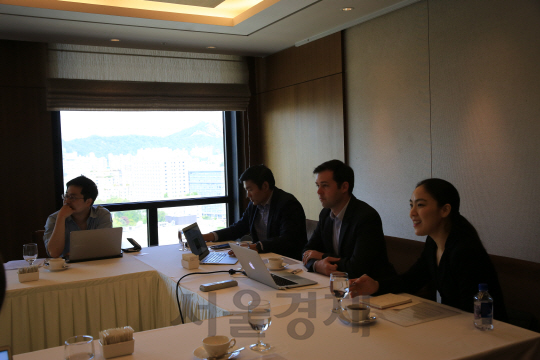마이크 오길(왼쪽 세번째) 에어비앤비 아시아태평양 정책총괄 대표가 5일 서울 중구 프레스센터에서 열린 기자간담회에서 기자들의 질문에 답하고 있다. /사진제공=에어비앤비