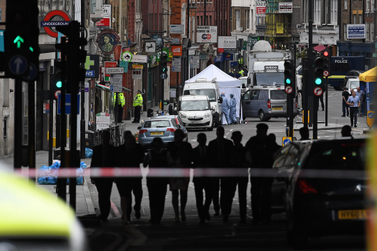5일(현지시간) 영국 경찰감식반이 테러가 일어난 런던 버러 마켓인근을 조사하고 있다. /런던=AFP연합뉴스