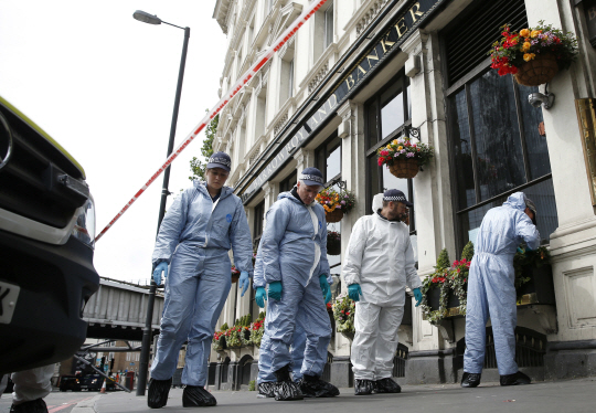 5일(현지시간) 영국 런던경찰 감식반이 테러가 발생한 런던 시내 중심부 런던브리지와 버러마켓 주변을 조사하고 있다. /런던=AP연합뉴스