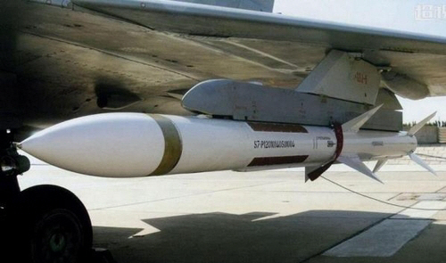 중국 전투기에 장착된 공대공 미사일 /시나닷컴