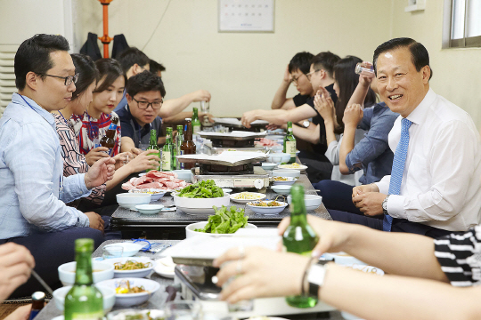 김도진(오른쪽) IBK기업은행장이 지난 5일 저녁 서울 을지로의 한 음식점에서 ‘번개 모임’에 참여한 행원들과 식사를 하며 이야기를 나누고 있다. 김 행장은 이날 오전 인트라넷을 통해 행원들에게 당일 즉석 만남을 제안했고 수십여명의 행원들이 이에 응했다. /사진제공=기업은행