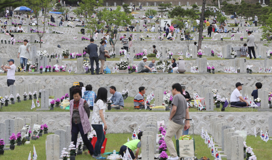 제62회 현충일인 6일 서울 동작구 국립서울현충원을 찾은 순국선열의 유족들이 묘역을 참배하고 있다. /연합뉴스