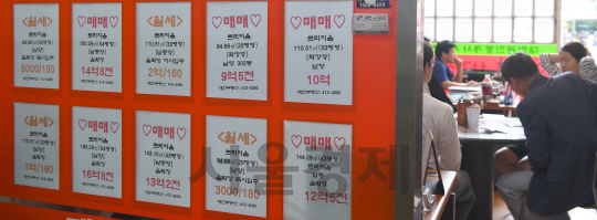 현충일 휴일이었던 6일 서울 송파구의 한 공인중개사무소에서 한 시민이 상담을 받고 있다. 지난주 서울 아파트 값은 지난 2006년 이후 10년 만에 최고 상승폭을 기록하는 등 주택시장이 과열 양상을 보이고 있다.  /송은석기자