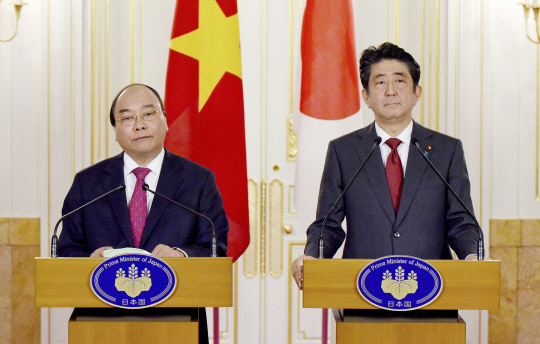 응우옌 쑤언 푹(왼쪽) 베트남 총리와 아베 신조 일본 총리가 6일 정상회담 후 공동성명을 발표하고 있다. /도쿄=AP연합뉴스