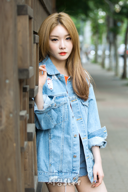 가수 청하가 최근 서울 영등포구 당산동에서 서경스타와의 인터뷰에 앞서 포즈를 취하고 있다.