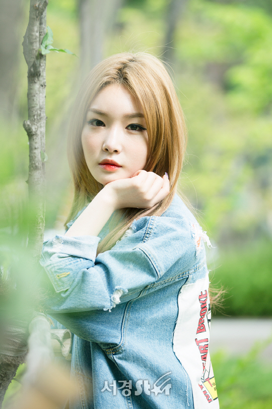 가수 청하가 최근 서울 영등포구 당산동에서 서경스타와의 인터뷰에 앞서 포즈를 취하고 있다.