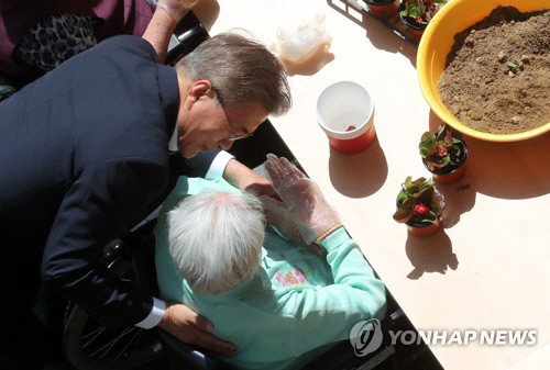 지난 2일 문재인 대통령이 서울시 국민건강보험 서울요양원을 방문 어르신과 인사하고 있다./연합뉴스