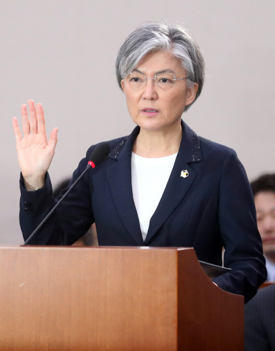 강경화 외교부 장관 후보자가 7일 오전 국회에서 열린 인사청문회에서 선서하고 있다./연합뉴스