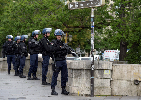 한 괴한이 경찰관들에게 망치를 휘두르다가 제압된 프랑스 파리 노트르담 성당 앞에서 중무장한 경찰이  경계를 서고 있다. /파리=AFP연합뉴스