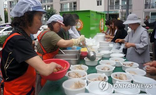 ‘초복’에 삼계탕 먹기 힘들어진다? ‘업주들 발 동동’