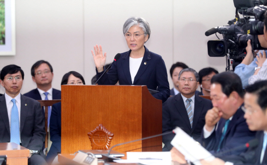 강경화 외교장관 후보자가 7일 오전 국회에서 열린 인사청문회에서 선서하고 있다. /연합뉴스