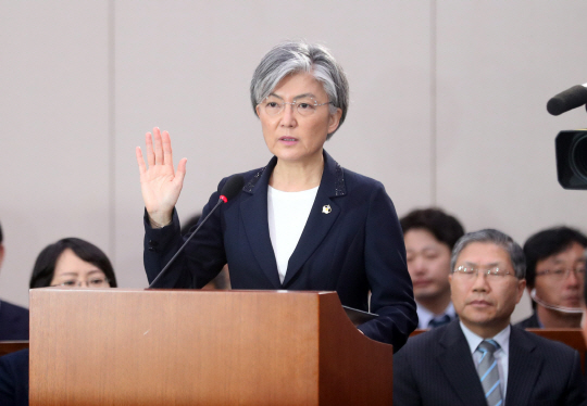 강경화 외교부 장관 후보자가 7일 오전 국회에서 열린 인사청문회에서 선서하고 있다. /연합뉴스