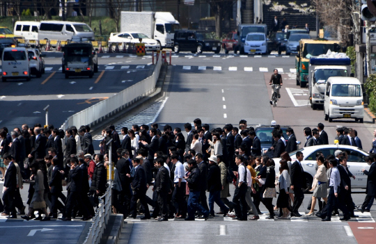 일본 도쿄에서 시민들이 도로를 건너고 있다./도쿄=AFP연합뉴스