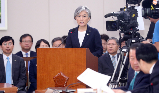 강경화 외교장관 후보자가 7일 오전 국회에서 열린 인사청문회에서 발언하고 있다. /연합뉴스