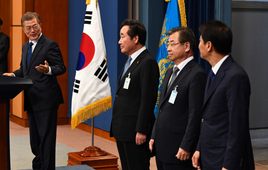 장관 직접 발표하고   문재인 대통령이 지난달 10일 청와대 춘추관 브리핑룸에서 이낙연 국무총리 후보자 등 인선 내용을 직접 발표한 뒤 소개하고 있다. /연합뉴스