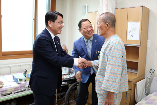 천홍욱(사진 왼쪽에서 첫번째) 관세청장이 대전보훈요양원을 찾아 위문하고 있다. 사진제공=관세청