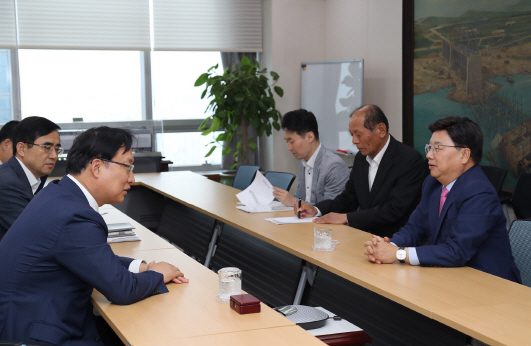 권선택(사진 오른쪽 첫번째) 대전시장이 코레일을 방문해 홍순만(〃 왼쪽에 앞에서 첫번째) 코레일사장에게 서대전역 활성화에 힘써 줄 것을 당부하고 있다. 사진제공=대전시