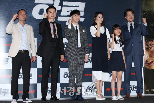 감독 및 배우들이 7일 오후 서울 성동구 행당동 왕십리 CGV에서 열린 영화 ‘하루’ 언론시사회에 참석해 포토타임을 갖고 있다.