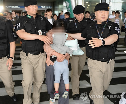 정유라 아들, 보모·마필 관리사와 함께 귀국…현장에 정유라 마중 나오지는 않아