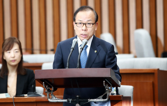 7일 오전 국회에서 열린 인사청문회에 출석해 발언하는 김이수 헌법재판소장 후보자./연합뉴스