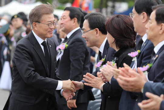 [팩트 체크]  文대통령, 현충일 추념사서 한미동맹 언급 안했다는데…