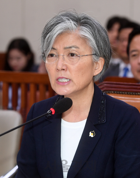 강경화 외교부 장관 후보자가 7일 오전 서울 여의도 국회에서 열린 인사청문회에서 의원들의 질의에 답변하고 있다. /권욱기자