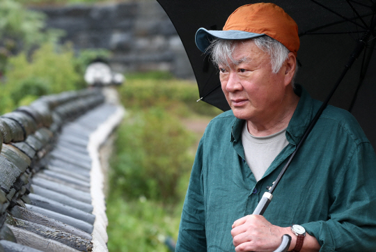 소설가 김훈이 7일 오전 서울 종로구 청운문학도서관에서 열린 ‘남한산성 100쇄 기념 아트에디션 출간’ 기자간담회에 앞서 포즈를 취하고 있다. /연합뉴스