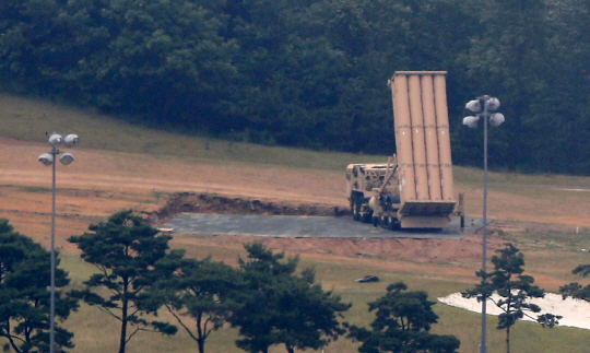 7일 고고도미사일방어체계(THAAD·사드)가 배치된 경북 성주골프장에 발사대가 보이고 있다. 국방부는 문재인 대통령이 사드 배치 부지에 대해 ‘법령에 따른 적정한 환경영향평가’를 지시함에 따라 이를 이행하는 데 착수했다.       /연합뉴스