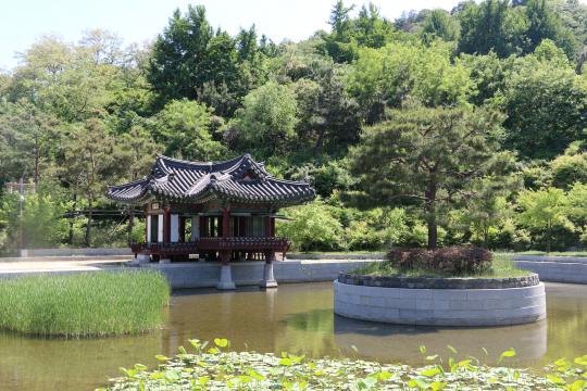 한국전통공원의 부용지
