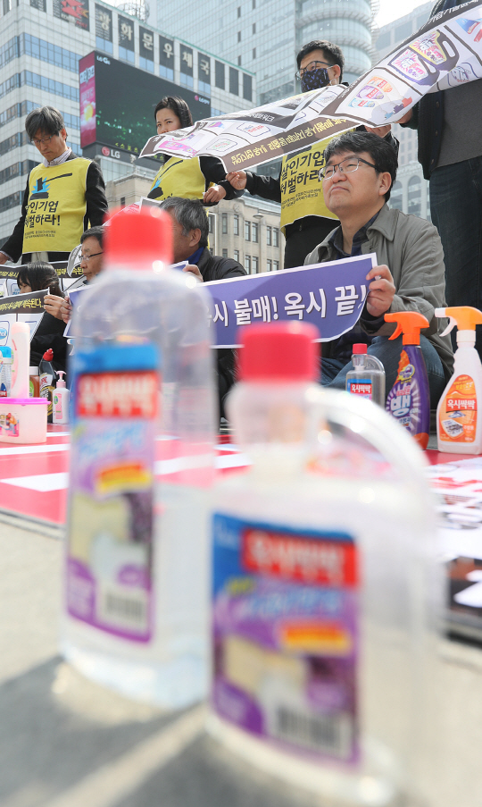 가습기 살균제 피해가 확산되며 소비자단체들이 해당 제품의 불매운동을 벌이고 있다/사진=연합뉴스