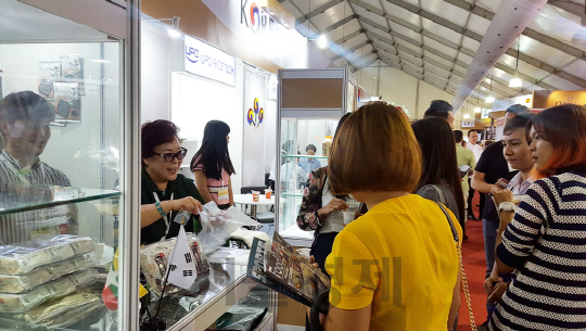 2017 미얀마 식품박람회에 마련된 한국관에서 미얀마 소비자들이 한국 제품들을 둘러 보고 있다.   /사진제공=aT