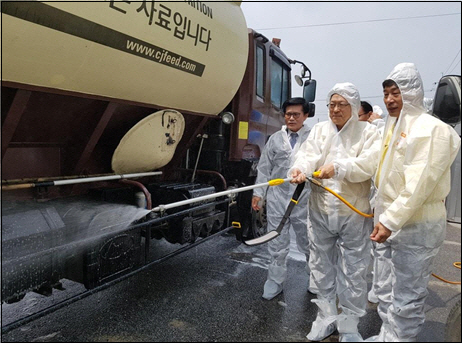 김용환(오른쪽 두번째) NH농협금융 회장이 8일 전라북도 익산시 용동면에 위치한 거점 소독시설을 방문해 사료차랑에 방역작업을 하고 있다./사진제공=농협금융