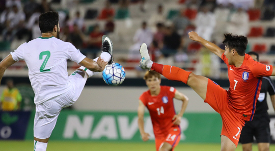 한국축구 대표팀의 손흥민(오른쪽)이 8일 이라크와의 평가전에서 발을 높이 들어 공격권을 따내려 하고 있다. /연합뉴스