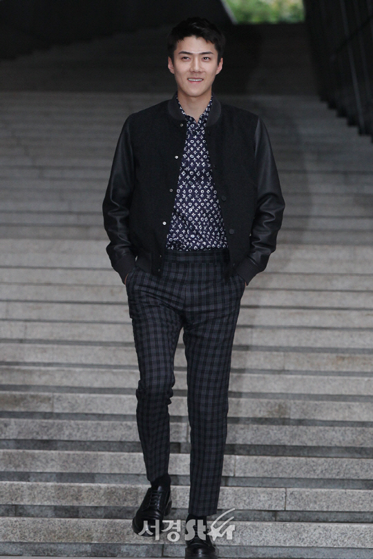 엑소(EXO) 세훈이 7일 오후 서울 중구 을지로 동대문디자인플라자 (DDP) 지하 3층 알림 1관 앞에서 한 패션브랜드 전시기념 포토월 행사가 열렸다.