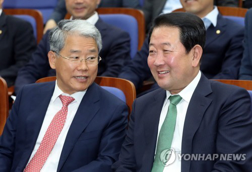 국민의당 김동철 비대위원장(왼쪽)과 박수선 원내대표