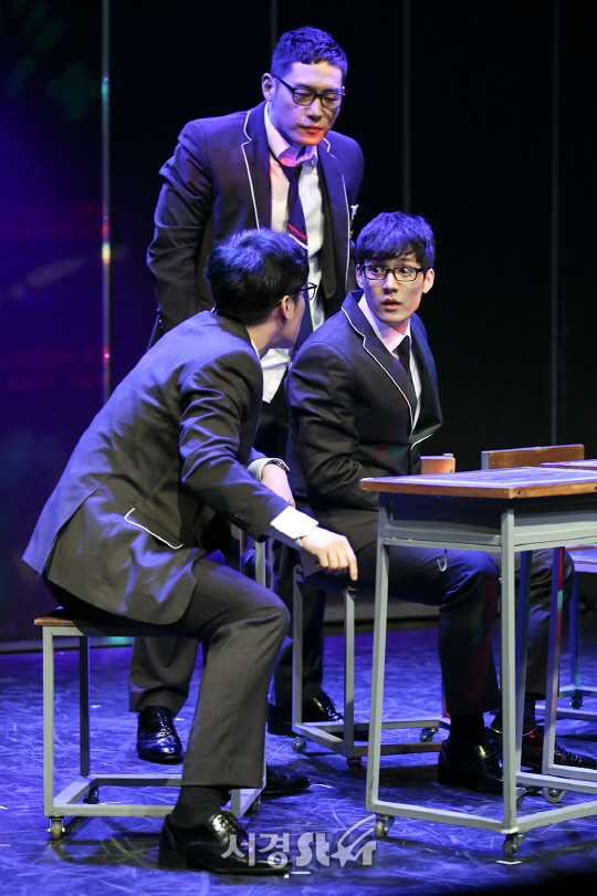 배우 안창용(왼쪽부터), 권동호, 조풍래가 8일 오후 서울 종로구 드림아트센터에서 연극 ‘모범생들’ 프레스콜에 참석해 시연을 하고 있다.