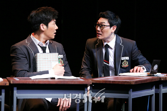 배우 박은석, 안세호가 8일 오후 서울 종로구 드림아트센터에서 연극 ‘모범생들’ 프레스콜에 참석해 시연을 하고 있다.