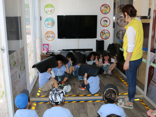 2일 충남 홍성에서 진행된 ‘찾아가는 어린이 안전체험 교실’에서 아이들이 지진체험을 하고 있다. 트럭을 개조한 체험차량에서 진행됐다. /최수문기자