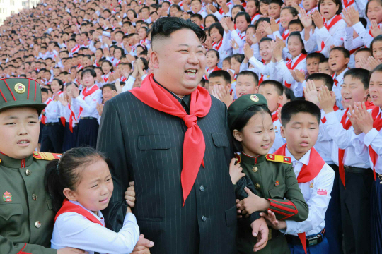김정은 북한 노동당 위원장이 소년단 8차 대회에 참석한 청소년 대표들과 기념사진을 찍었다고 노동신문이 8일 보도했다. /연합뉴스