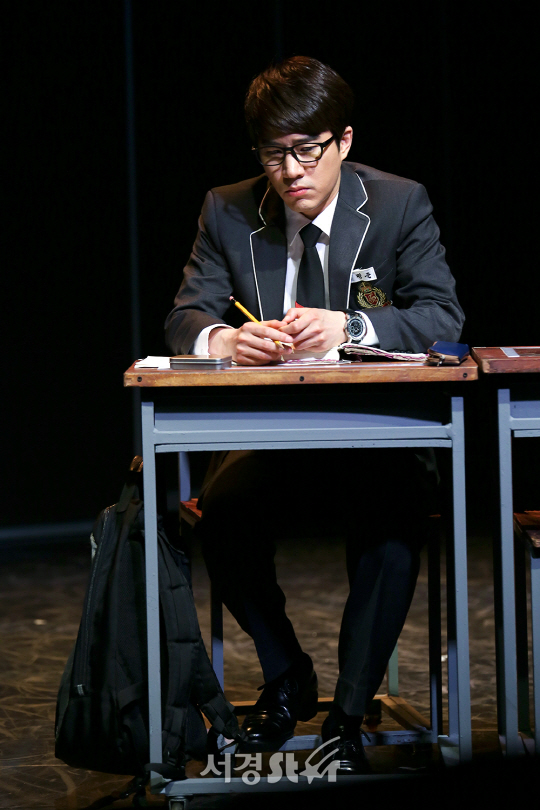 배우 문태유가 8일 오후 서울 종로구 드림아트센터에서 연극 ‘모범생들’ 프레스콜에 참석해 시연을 하고 있다.
