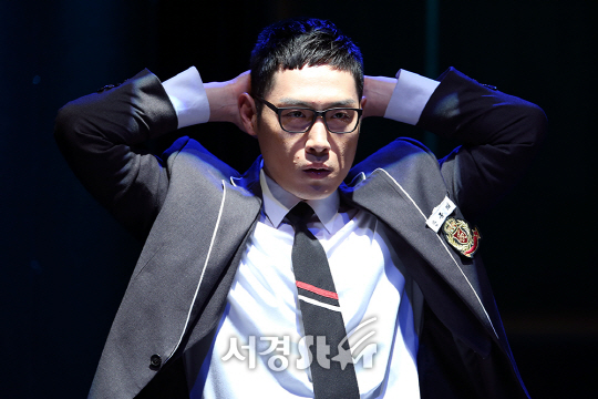 배우 권동호가 8일 오후 서울 종로구 드림아트센터에서 연극 ‘모범생들’ 프레스콜에 참석해 시연을 하고 있다.