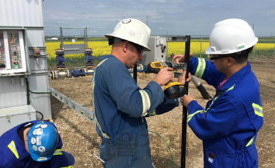 포스코ICT 직원들이 캐나다 앨버타에 있는 석유 송유관에 모니터링 장비를 설치하고 있다. /사진제공=포스코ICT