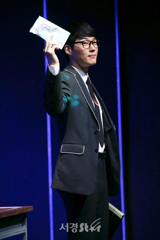배우 김도빈이 8일 오후 서울 종로구 드림아트센터에서 연극 ‘모범생들’ 프레스콜에 참석해 시연을 하고 있다.